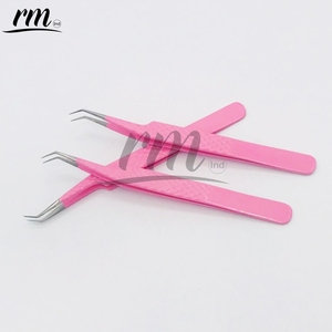Pince à épiler pour cils RMI Baby Pink Powder Coated Color And Silver Tip, en acier inoxydable, pointe à 45 degrés. - Product Image 4