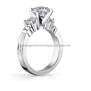 Anillo de compromiso de 3 piedras chapado en oro para mujer, nueva colección, Moissanite brillante redondo, proveedor indio para regalos de boda - Product Image 5