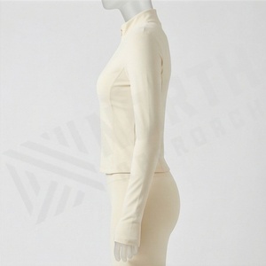 Ensemble de sport deux pièces sans coutures pour femme – Soutien-gorge de sport et leggings personnalisés pour l'entraînement, le yoga et le fitness – Tenue de sport à fort impact et flexible - Product Image 3