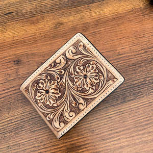 Cartera de cuero genuino hecha a mano de primera calidad para hombres, tarjetero de estilo occidental con talla floral y acabado de diseño de toro - Product Image 4