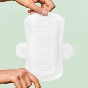 Produits d'hygiène menstruelle pour femmes : Serviettes hygiéniques biodégradables en coton biologique avec protection, disponibles à prix abordable - Product Image 1