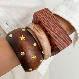 Accessoires de mode ethniques faits à la main pour femmes, quotidiens et festifs, avec cristaux, clous en bois élégants, bracelets - Product Image 1