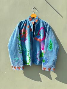Chaqueta de Terciopelo Azul Hecha a Mano con Bordado Floral Vibrante y Corazón, Abrigo Artesanal de Invierno, Chaqueta de Estilo Bohemio - Product Image 1