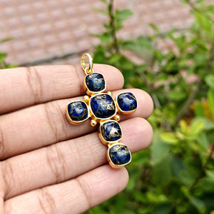 Colgante de Cruz Crucifijo con Corte Cojín de Zafiro Azul, Cobre Mohave y Turquesa, Chapado en Oro de 18K, Suministro para Fabricación de Joyería Cristiana - Product Image 4