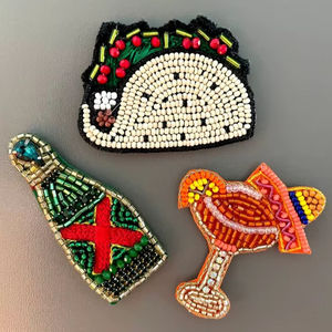 Elegante broche bordado con cuentas de semillas, hecho a mano, decorativo y a la moda para mujer, a precio económico. - Product Image 1