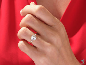 Anillo de Compromiso con Moissanita Cultivada en Laboratorio, Certificada por IGI, Corte Esmeralda, Plata 925, Chapado en Oro, Engaste de Puntas, Unisex - Product Image 1