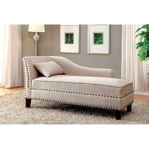 Chaise longue contemporanea in tessuto beige effetto lino con finiture a borchie per soggiorno moderno, include cuscino per panca - Product Image 1