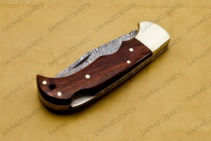 Couteau utilitaire pliant artisanal en acier Damas OEM avec manche en bois naturel, embouts en acier et format de poche - Product Image 3