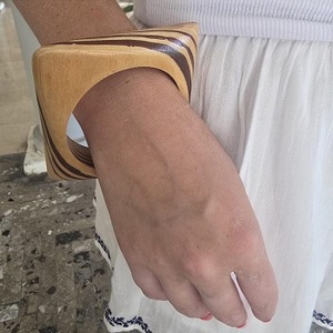 Auténtica Pulsera Hawaiana de Madera de Koa Rizada, Hecha a Mano, de Primera Calidad, con Forma Personalizada, Origen Uttar Pradesh - Product Image 1