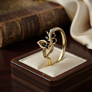 Bague de mode plaquée or avec feuille de vigne incrustée de pierres noires et transparentes, pour femme, idéale pour le quotidien ou comme cadeau - Product Image 1