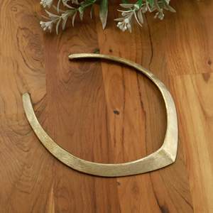 Collier ras du cou en laiton fait main en forme de V, finition or brossé, minimaliste, vente en gros - Product Image 3