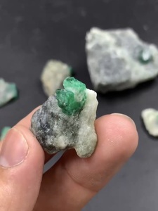 Spécimens de cristal d'émeraude verte naturelle, matrice de pierres brutes de forme irrégulière, pour la fabrication de bijoux, pièces de collection, pièces à exposer, brillent dans le noir, 203g - Product Image 5