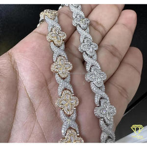 กำไลข้อมือดีไซน์เนอร์ประดับเพชรโมอิสซาไนต์รูปโคลเวอร์ เงินแท้ 925 ประดับด้วยเพชรทรงมาร์คีส์ตรงกลางและดีไซน์หรูหราแบบ Iced Finish - Product Image 3