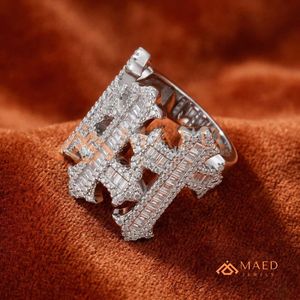 แหวนสเตอร์ลิงซิลเวอร์ 925 ลายกางเขนโกธิคแบบ Iced Out – แหวนสเตอร์ลิงซิลเวอร์ลายกางเขนหลายเส้นประดับเพชรทรงบาแกตต์และไมโครเพฟ - Product Image 1