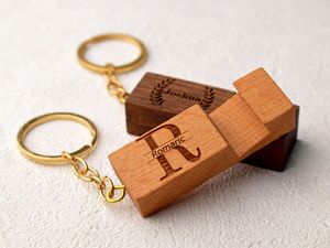 Décapsuleur porte-clés personnalisé en bois gravé au laser en forme de cœur – Cadeau personnalisé avec nom pour mariage, anniversaire, Noël - Product Image 2