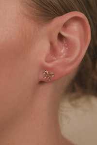 Boucles d'oreilles clous nœud papillon en ruban, personnalisées en or massif 14k 18k, minimalistes, classiques, à fermoir poussoir, pour enfants, fabricant de bijoux fins - Product Image 5