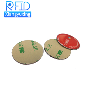 Adhésif 13.56mhz sur métal RFID personnalisé ABS plastique PPS NFC <span class=keywords><strong>Anti</strong></span> métal pièce étiquette <span class=keywords><strong>puce</strong></span> 125khz avec trou étanche pour atout - Product Image 3