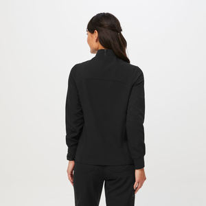 Blouse médicale ajustée avec tissu doux et respirant et design professionnel moderne - Product Image 1