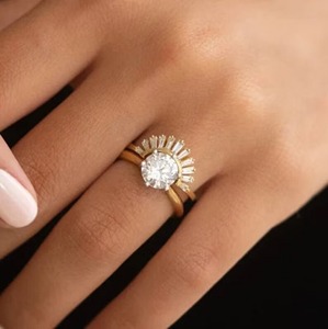 Anillo de Boda de Diseño Único y Minimalista de Oro Amarillo de 14k con 11 Piedras Engastadas en Punta, Banda Curva a Juego y Diamante de Laboratorio de 1.45CT, Regalo para Ella - Product Image 5