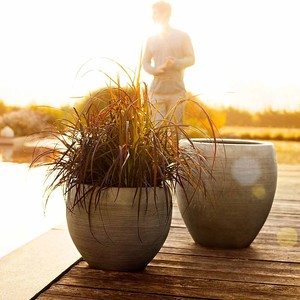 Jardinière ronde incurvée en pierre de grès marron Fiberstone Kansas 27, 27x27x27cm, petit pot de fleurs d'intérieur/extérieur, résistant aux intempéries, Vietnam - Product Image 2
