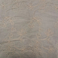 Tissu brodé en coton blanc de qualité supérieure - Motif floral complexe en cordon pour vêtements et artisanat de luxe