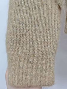 เสื้อคาร์ดิแกนผู้หญิงถักลายเคเบิล 100% ขนสัตว์ ให้ความอบอุ่นสูงสุด ระบายอากาศได้ดี และมีสไตล์ พร้อมโลโก้ด้านหน้า - Product Image 5