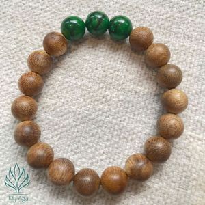 Pulsera de Agarwood de Vietnam de Grado Superior para Uso Diario AL-SG.02.10.004 con 16 Cuentas de Agarwood Natural y 3 Cuentas de Coral Verde - Product Image 1