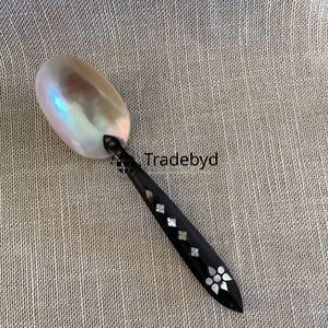 Cuchara de Servir Moderna de Lujo con Incrustaciones de Madreperla, para Fiestas, Hecha a Mano, Apta para Lavavajillas y Ecológica, por Tradebyd - Product Image 1