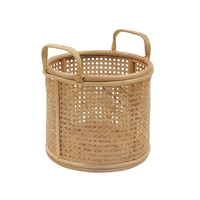 Panier à linge rectangulaire tressé avec des accents de tressage vertical, couvercle à charnière, disponible à prix de gros.