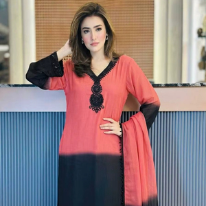 Ensemble Kurti élégant de créateur – Haut en soie crêpe avec pantalon et dupatta en georgette - Product Image 1