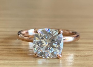 Bague de fiançailles en or blanc avec diamant taille coussin de 2 carats, style classique, pour femme, diamant naturel certifié GIA. - Product Image 1
