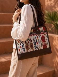Bolso de Mano Ejecutivo de Lujo Personalizado para Portátil, con Estampado Jacquard de Jaipur, con Bolsillo y Detalles en Cuero, Set de Maletín para Mujer - Product Image 2
