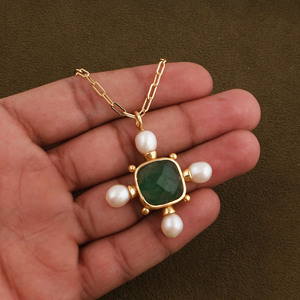 Collar con colgante de cuarzo verde fresa chapado en oro - Collar ajustable con diseño de cruz de perlas de agua dulce, joyería para ella - Product Image 4