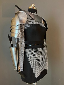Armadura de Caballero Gótica de Acero Inoxidable con Acabado Plateado y Detalles de Malla de Cadena, Diseño Moderno de Imitación Antigua para Exhibición - Product Image 3