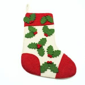 Calcetín Navideño de Fieltro de Lana Hecho a Mano con Hojas de Acebo Rojas y Verdes, Diseño Tradicional Ecológico - Product Image 1