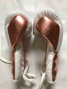 Guantes de Boxeo de Cuero Vacuno Auténtico Estilo Mexicano con Logotipo Personalizado, Diseño de Dedos Completos Antideslizante con Cordones para Entrenamiento y Sparring de Adultos - Product Image 2