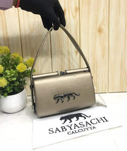 Bolso de Mano Clásico Hecho a Mano Sabyasaachi con Tela Acrílica Brillante y Cierre Magnético, Imprescindible para el Día de la Boda - Product Image 3