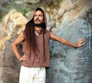 Gilet sans manches à capuche marron terreux pour homme, fabriqué à la main à partir de coton naturel respirant de qualité supérieure, inspiré d'une chemise marron unie teinte. - Product Image 2