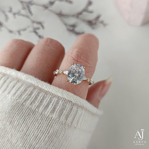 Anillo de Compromiso Aarva Jewels de Plata Chapada en Oro de 18K con Moissanita de Corte Ovalado y Piedras Laterales de Corte Ovalado - Product Image 4