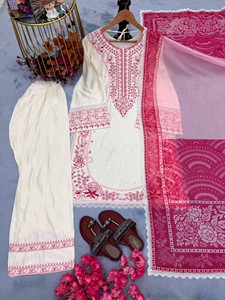 Costume en rayonne brodé pour femmes avec bordure en dentelle, style traditionnel indien pakistanais, longueur cheville, coupe ample - Product Image 5