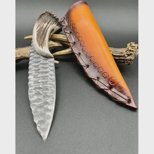 Cuchillo utilitario SHARP POINT TRADES con hoja de punta caída, acero de alto carbono, mango de madera, funda de cuero, 6.7 pulgadas de largo, para uso en exteriores. - Product Image 1