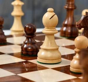 Piezas de Ajedrez de la Serie Tournament Inspiradas en el Gambito de la Reina, Madera de Sheesham, Rey de 3.75 Pulgadas, al Mejor Precio - Product Image 1