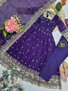 Robe Anarkali en soie violet violette avec dupatta, tenue traditionnelle indienne et pakistanaise pour femme, longueur ras du sol, pour mariage, coupe ample et extensible - Product Image 4