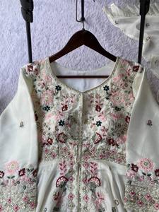 Ensemble palazzo et dupatta exclusif et tendance avec broderies et sequins lourds pour mariages et saisons festives, export en gros - Product Image 4