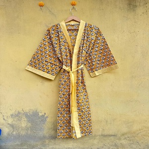 Robe pour femmes à imprimé géométrique, manches courtes, longueur complète, tenue décontractée d'été, tissée en polyester, style kimono, bordure jaune - Product Image 1