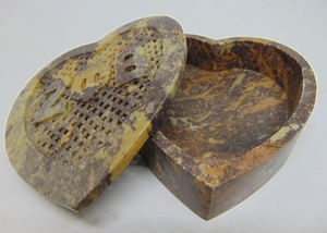 Caja de Recuerdos Tradicional en Forma de Corazón, Hecha a Mano, de Alta Calidad, Grabada y Tallada en Piedra - Product Image 3