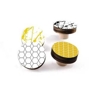 Elegantes tiradores de resina y madera con diseños variados para decoración del hogar y objetos decorativos. - Product Image 1