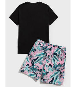 เสื้อยืดคอกลมสีดำพิมพ์ลายต้นปาล์มสีชมพูเล็กน้อย จับคู่กับกางเกงขาสั้นพิมพ์ลายใบไม้เขตร้อนสีชมพู - Product Image 2