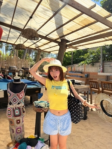 Top corto ajustado de manga corta para mujer en algodón estampado – un estilo urbano de verano dinámico y transpirable hecho en Vietnam - Product Image 6
