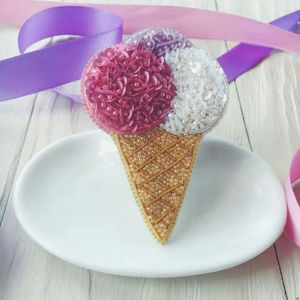 Adorno de cereza hecho a mano con cuentas y lentejuelas brillantes que añade un encanto festivo brillante para la decoración del árbol de Navidad y para regalos. - Product Image 1